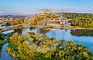 Z trenčín trenčín hrad vyššie rieka v slovensko 