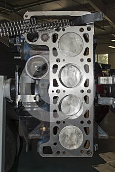 View of the upper part of the engine with the block head removed. Vertical photo