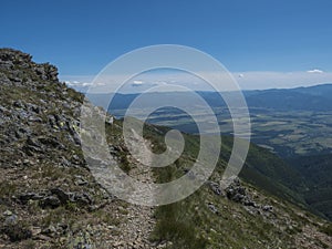 Pohľad do doliny Liptovského Mikuláša z turistického chodníka na vrchol Baranec v Západných Tatrách alebo na Roháče. Letná modrá