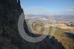 Pohled z Velké Gričské skály na město Handlová v údolí, Slovensko