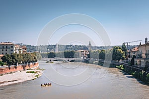 Da la città sul un fiume. storico edifici un 