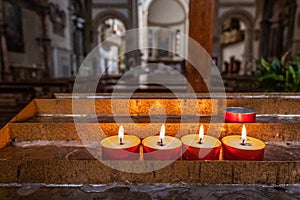 Candele fiamma dentro da Chiesa 