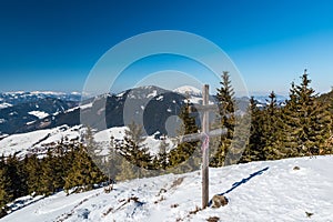 Pohled z vyhlídky u Sedla pod Skalkou v zimě Nízké Tatry na Slovensku