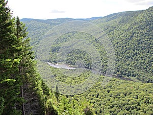 View from the viewpoint of the Wolf Trail in the Jacques-Cartier valley.