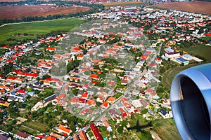 Pohľad na obec, poľnohospodárske polia z lietadla pri Bratislave, Slovensko