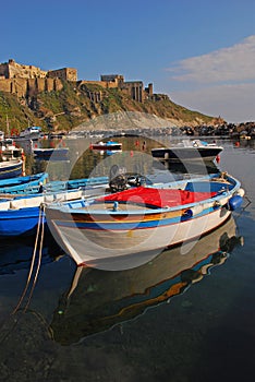 Verticalmente da bellissimo Italiano costa da molti piccolo colorato di legno ancorato 