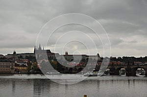 De un rio a puente en la lluvia. Praga checo 