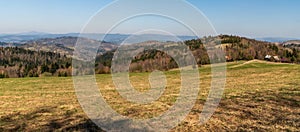 Pohľad z vrchu Vrchrieka v jarných Javorníkoch na Slovensku