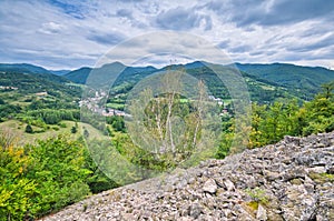 Pohled na obec Vyhne z kamenného moře na úpatí vrchu Kamenná