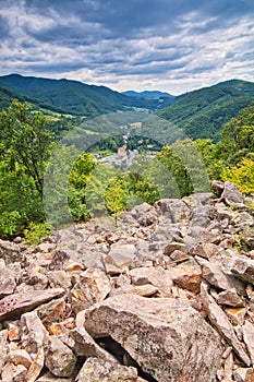Pohled na obec Vyhne z kamenného moře na úpatí vrchu Kamenná