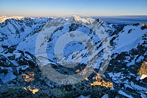 Pohľad na Vysokú horu z vrcholu Končistá vo Vysokých Tatrách počas zimného východu slnka