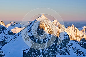 Pohľad na Vysokú horu z vrcholu Končistá vo Vysokých Tatrách počas zimného východu slnka