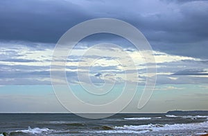 VIEW OF WAVES CRESTING ON THE INDIAN OCEAN UNDER A CLOUDY SKY