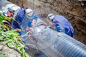 View on welding team of welders until them assembly a new pipeline