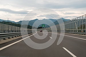 Pohľad z čelného skla na prázdnu diaľnicu na Slovensku s Vysokými Tatrami pred sebou