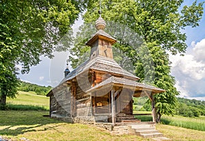 Pohled na dřevěný kostel svatého Jiří v obci Jalová, Slovensko