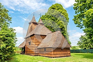 Pohled na dřevěný kostel svatého Lukáše v Trocanech, Slovensko