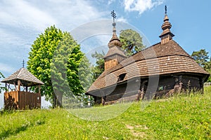 Pohled na dřevěný kostel svatého Michala Archanděla v obci Inovce - Slovensko