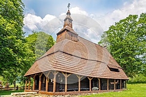Pohľad na Drevený kostol svätého Michala Archanjela v obci Topola na Slovensku