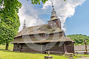 Pohľad na Drevený kostol svätého Michala Archanjela v obci Topola na Slovensku