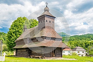 Pohled na dřevěný kostel svatého Michaela Archanděla v obci Uličské Krive, Slovensko