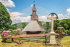 Pohľad na Drevený kostolík sv. Bazila Veľkého v obci Hrabová Roztoka