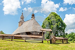 Pohled na Dřevěný kostel sv. Bazila Velikého v obci Hrabová Roztoka, Slovensko