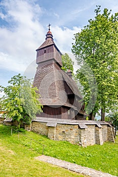 Pohled na dřevěný kostel sv. Františka z Assisi v Hervartově na Slovensku