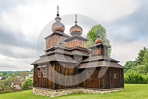 Pohled na dřevěný kostel sv.Paraskevy v obci Dobroslava, Slovensko