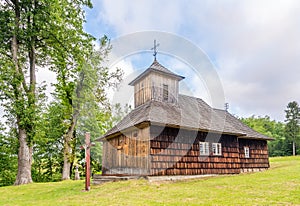Pohled na dřevěný kostel sv.Paraskevy ve Vyšné Poliance, Slovensko