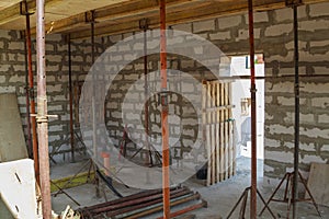 view of the wooden formwork with metal holders, which will be filled with the overlap between the floors in the country house