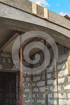 view of the wooden formwork with metal holders, which will be filled with the overlap between the floors in the country house