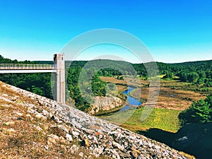 Schermo da diga un parti da un fiume la Valle 