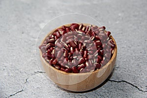 Vigna angularis, in a wooden bowl.