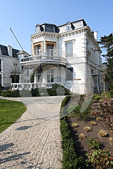 Villa with driveway