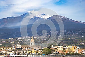 Villaggio turistico di Riposto e l\'Etna sullo sfondo vista dal porto marittimo della cittadina