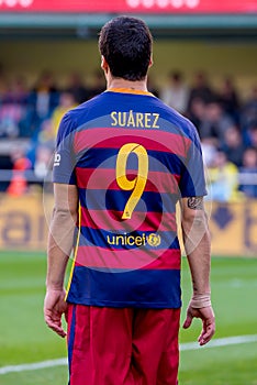 Luis Suarez plays at the La Liga match between Villarreal CF and FC Barcelona at El Madrigal Stadium