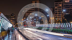 Puente operación a tiempo parcial la ciudad en noche, 