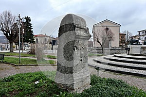 Vinchiaturo - Cippo funerario romano in Piazza Municipio photo