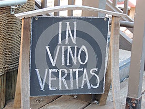 In vino veritas sign