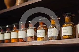 Antico alchimia chimica officina in piedi scaffali bicchiere bottiglie 