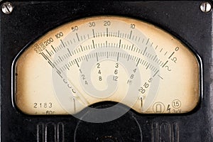 Starodávny analógový meradlo z meranej charakteristiky zariadenia 