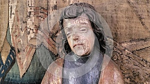 Vintage anonim bust XVII in daylight.