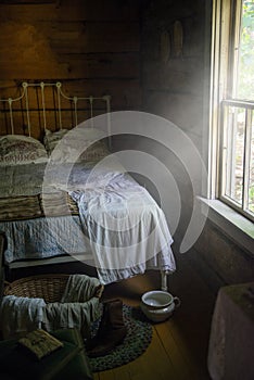 Vintage Bed, Bedroom, Log Cabin