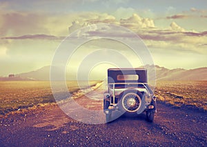 Antiguo auto sobre el desierto carreteras 