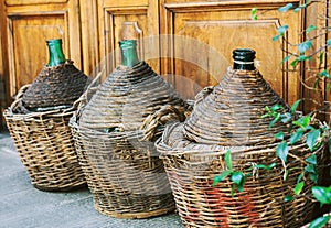 Antiguo vacío mimbre botellas de vino 