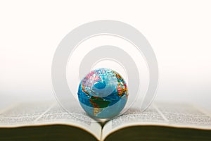Antiguo el mundo abrir La biblia 