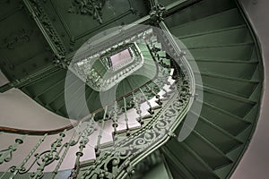 Antiguo verde espiral escalera 