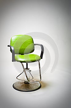 Antiguo verde cubierto Barbero la tienda sillas 