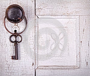 Antico chiave sospeso sul antico porta 
